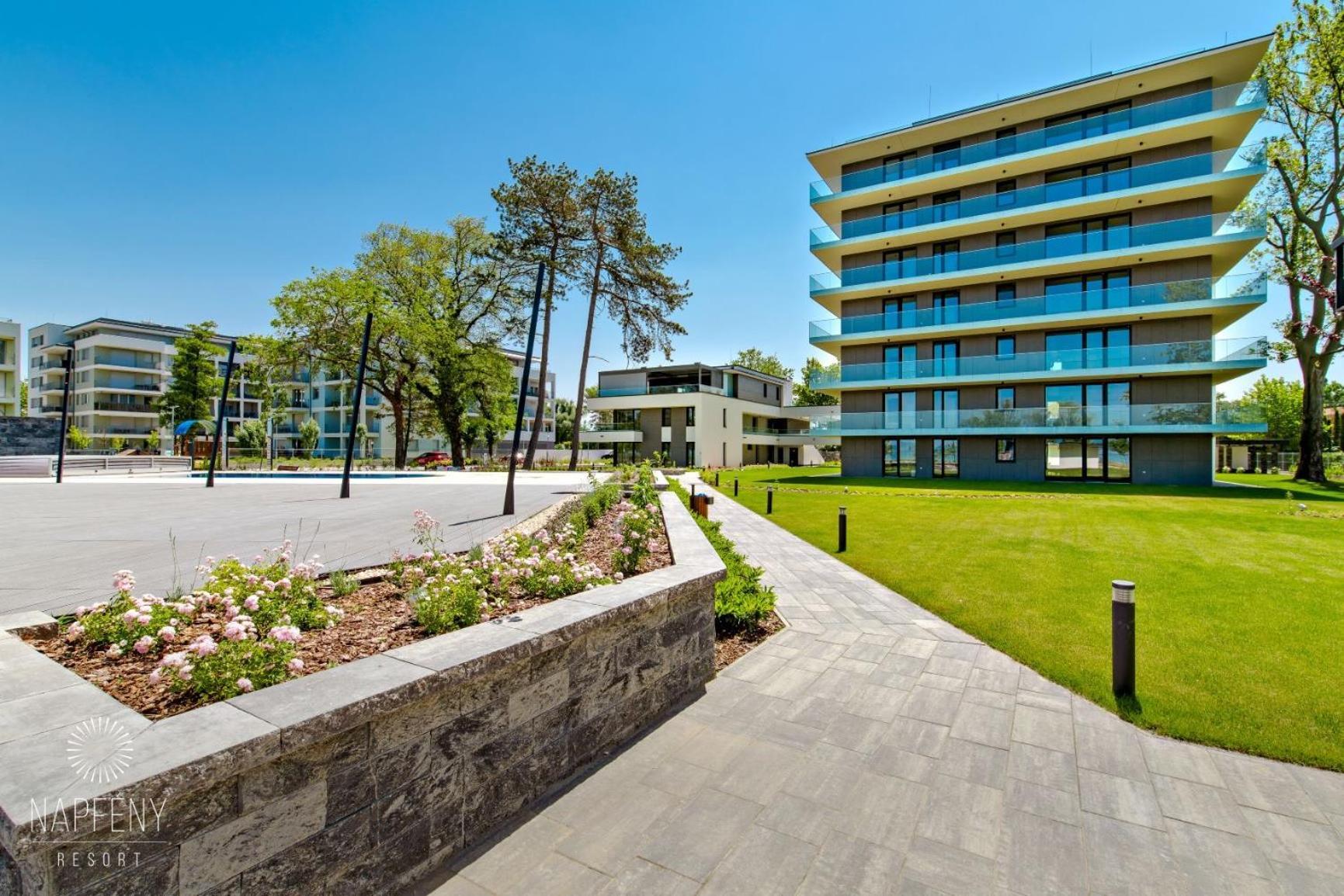 Clyde-Premium Lelle Waterfront Private Apartment Балатонлелле Экстерьер фото
